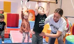 Gym for Tots in NYC - Discovery program that builds motor planning, eye-hand coordination, social skills, and develops cognitive skills for babies